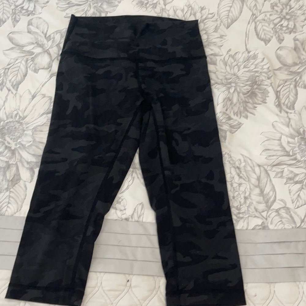 Lululemon Wunder Under black Camouflage size 6